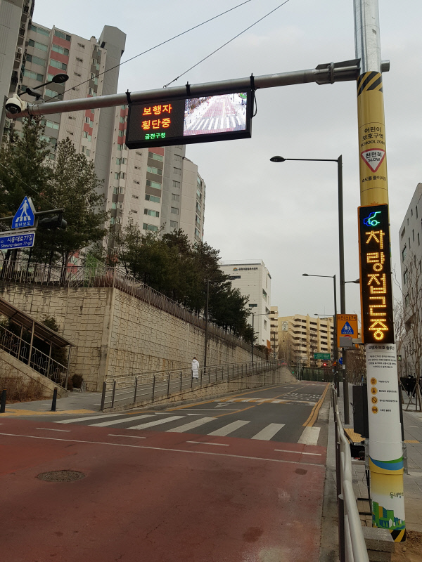 서울 금천구 금나래초등학교 후문 앞 삼거리에 설치된 정지선 위반 차량 감지시스템. 금천구청 제공
