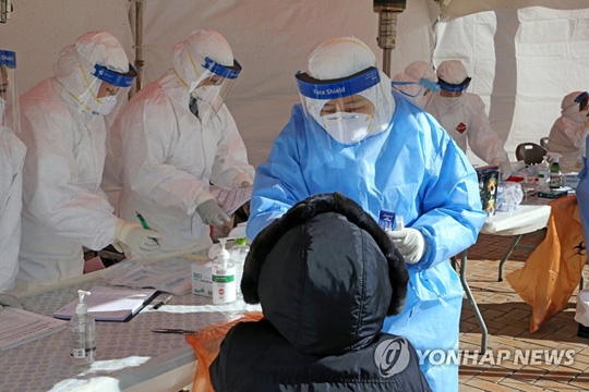 (포항=연합뉴스) 6일 오후 경북 포항시청 앞에 설치된 임시 선별검사소에서 시 공무원 등이 신종 코로나바이러스 감염증(코로나19) 검사를 받고 있다. 2021.1.6