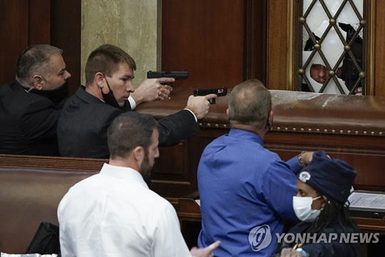 하원 회의장 진입하려는 시위대에 권총 겨눈 미 의회 경찰 [AP=연합뉴스]