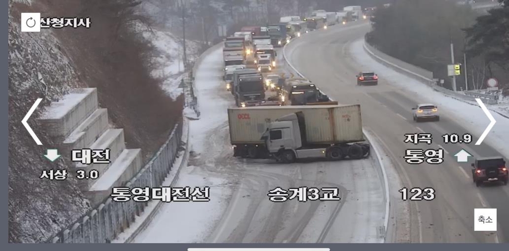 눈길에 꺾인 컨테이너 트레일러[한국도로공사 고속도로 CCTV 화면 캡처]