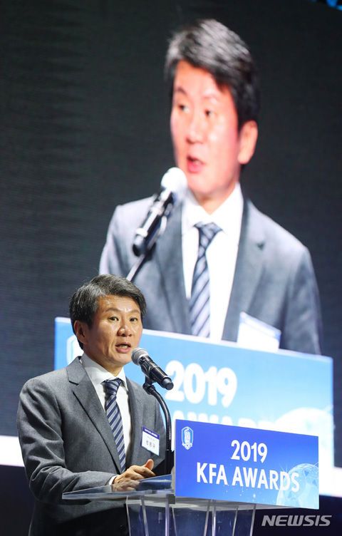 [서울=뉴시스] 정몽규 대한축구협회장이 19일 서울 중구 웨스틴조선호텔에서 열린 2019 KFA 시상식에서 환영사하고 있다. 2019.12.19.