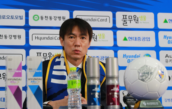홍명보 감독이 7일 오후 울산 현대 구단 유튜브 채널을 통해 온라인으로 진행된 취임 기자회견을 하고 있다.  울산 현대축구단 제공.