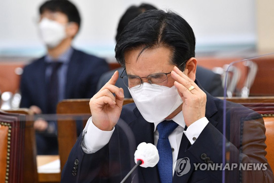 (서울=연합뉴스) 김창룡 경찰청장이 7일 국회에서 열린 행정안전위원회 전체회의에서 안경을 고쳐 쓰고 있다. 행안위는 이날 생후 16개월만에 양부모의 학대로 숨진 ‘정인이 사건’에 대해 경찰청 등을 상대로 긴급 현안질의를 실시했다. 2021.1.7