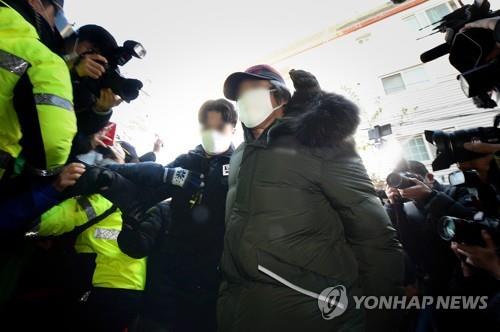 (안산=연합뉴스) 형기를 마치고 출소한 아동 성범죄자 조두순이 12일 오전 경기도 안산시 거주지로 들어가고 있다. 2020.12.12