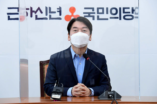 안철수 국민의당 대표가 7일 국회에서 아키바 토르 주한 이스라엘 대사의 예방을 받고 인사말을 하고 있다. 국회사진기자단