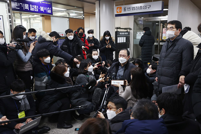 8일 오전 일본군 위안부 피해 할머니들이 일본 정부를 상대로 낸 손해배상 소송에서 승소한 원고 측 김강원 변호사가 법정에서 나와 기자들의 질의에 답하고 있다.