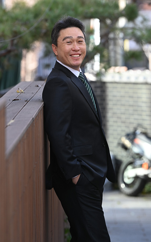 지난해 한국시리즈 우승을 이끈 이동욱 NC 감독이 지난 5일 서울 중구 문화일보 사옥에서 인터뷰하며 활짝 웃고 있다.  김동훈 기자