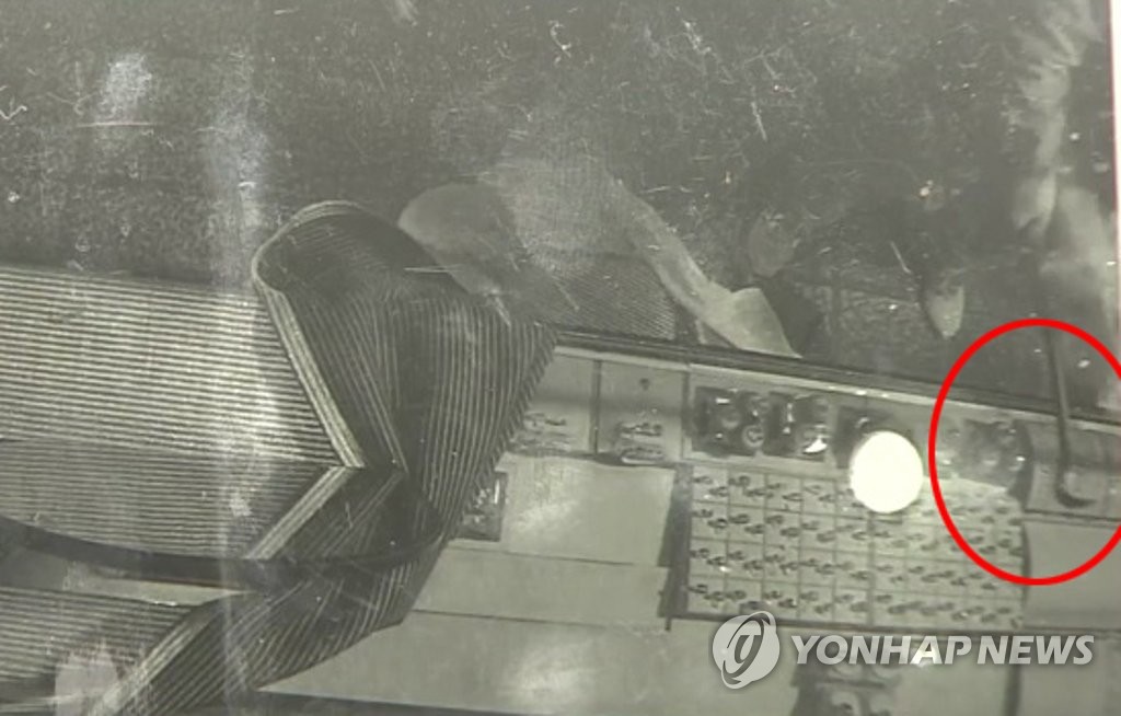 (광주=연합뉴스) 광주 남부경찰서는 금은방에 침입해 수천만원 상당의 귀금속을 훔친 혐의(특수절도)로 광주 서부경찰서 모 지구대 소속 임모 경위를 긴급체포해 조사하고 있다고 7일 밝혔다. 임 경위는 채무에 시달리다가 금은방을 턴 것으로 조사됐다. 사진은 범행 당시 모습이 촬영된 금은방 폐쇄회로(CC)TV 영상을 갈무리한 모습. 2021.1.7 [독자 제공. 재판매 및 DB 금지]