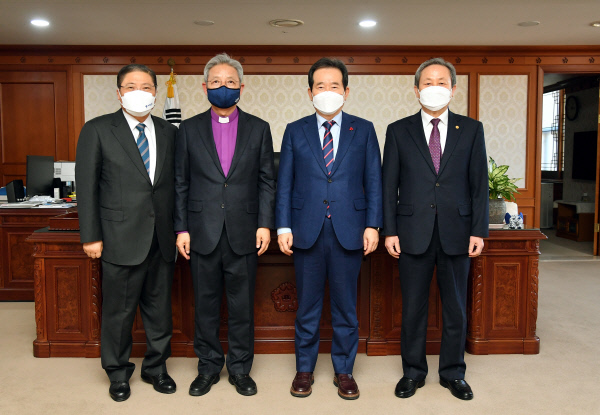 한국교회총연합 대표들이 7일 국무총리실을 방문해 교회 방역단계에 대한 대화를 나눈 후 기념촬영을 했다. 왼쪽부터 소강석 목사(예장합동 총회장), 이철 감독(기감 감독회장),정세균 총리, 신정호 목사(예장통합 총회장). 한교총 제공.