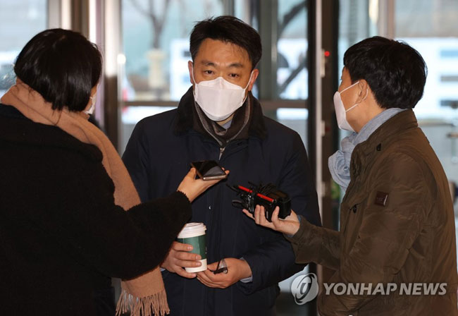 (서울=연합뉴스) 서명곤 기자 = 김진욱 초대 고위공직자범죄수사처(공수처) 처장 후보자가 지난 7일 오전 서울 종로구 인사청문회 준비 사무실로 출근하며 취재진의 질문에 답하고 있다. 2021.1.7