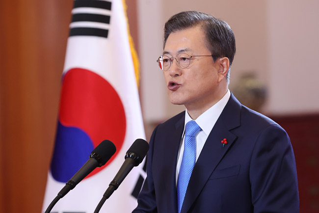 문재인 대통령이 11일 청와대에서 올해 신년사를 발표하고 있다. 연합뉴스