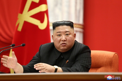 노동당 제8차 대회에서 연설하는 김정은 북한 국무위원장. 11일 0시를 전후해 김일성 광장에서 사상 2번째 심야 열병식을 가진 것으로 관측됐다. 연합뉴스