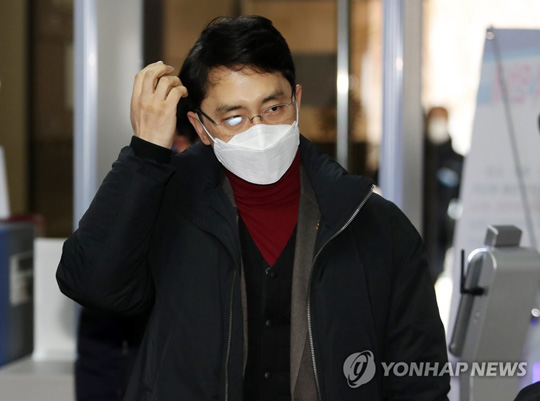 (포항=연합뉴스) 성폭행 의혹에 휩싸인 무소속 김병욱 의원(포항남구울릉군)이 11일 오후 선거법 위반 관련 재판을 받기 위해 대구지방법원 포항지원에 출석하고 있다. 2021.1.11