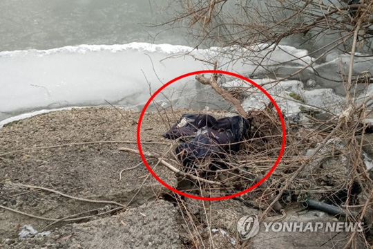 (고양=연합뉴스) 지난달 28일 경기 고양시 평화누리길 행주산성둘레길에서 실종된 중증 발달장애인 장준호(21)씨의 점퍼가 11일 오후 경기 고양시 한강 김포대교 북단 인근에서 발견됐다. 2021.1.11 [경기도북부경찰청 제공. 재판매 및 DB금지]