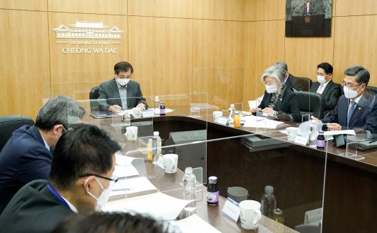 지난해 11월 5일 서훈(가운데) 국가안보실장이 청와대 국가위기관리센터 소회의실에서 국가안전보장회의(NSC) 상임위원회 회의를 주재하고 있다. 왼쪽부터 시계방향으로 박지원 국가정보원장, 이인영 통일부 장관, 서 실장, 강경화 외교부 장관, 서욱 국방부 장관.  뉴시스