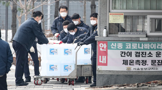 서울 송파구 서울동부구치소 수용자 및 직원들에 대한 신종 코로나바이러스 감염증(코로나19) 8차 전수조사가 진행된 11일 구치소 관계자들이 소독제를 옮기고 있다. 연합뉴스