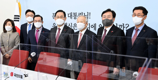 서울 영등포구 국회에서 주호영(오른쪽 네 번째) 국민의힘 원내대표와 손경식(〃세 번째) 한국경영자총협회 회장 등이 대법원 양형위원회의 안전·보건 조치 불이행 사망사고 양형 기준 상향조정 발표 하루 전인 11일 열린 중대재해기업처벌법(중대재해법) 보완입법 관련 간담회에 참석해 기념촬영을 하고 있다.   국회사진기자단