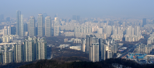 정부가 설(2월 12일) 연휴 이전에 부동산 공급대책을 내놓기로 밝혔으나 실효성 있는 대책에 대한 시장의 기대는 그리 크지 않다. 사진은 12일 서울 강남구 일원동 대모산에서 바라본 강남 일대 아파트 단지 전경. 김낙중 기자