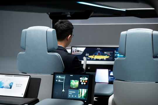 삼성전자 개발자들이 인포테인먼트 시스템을 강화한 ‘디지털 콕핏 2021’을 시연하고 있다.  삼성전자 제공