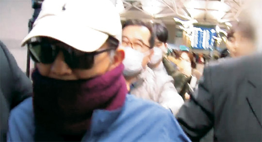 김학의(왼쪽) 전 법무부 차관의 불법 출국금지 의혹 논란이 확산하는 가운데 2019년 3월 23일 새벽 인천공항에서 태국행 비행기를 기다리다가 긴급 출국금지 조치 통보를 받은 김 전 차관이 발길을 돌리고 있다. 자료사진