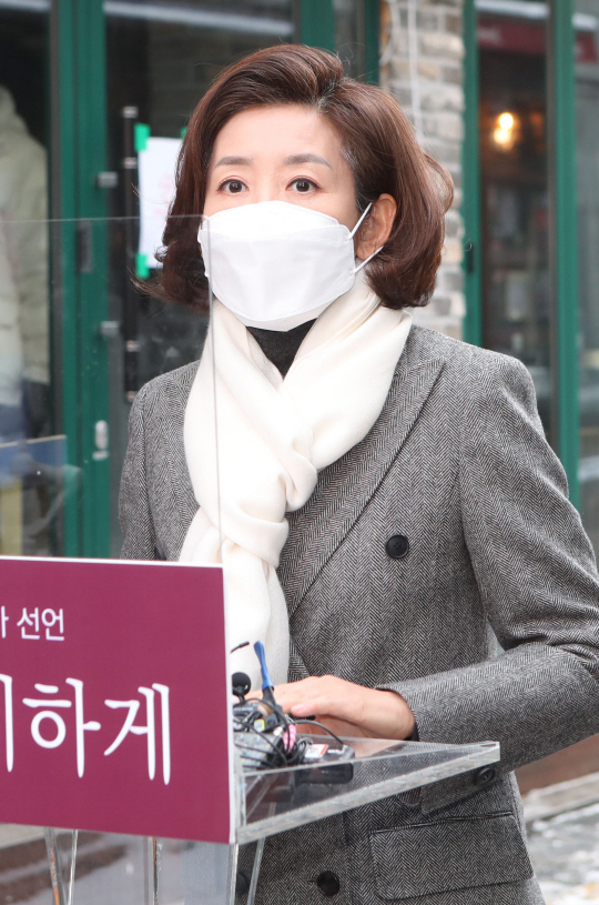 나경원 전 국민의힘 의원이 13일 오전 서울 용산구 이태원동 먹자골목에서 4월 서울시장 보궐선거 출마를 선언하고 있다.  국회사진기자단