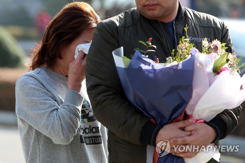 ‘약촌 오거리 살인사건’ 피의자로 지목돼 억울한 옥살이를 한 최모(37) 씨(오른쪽)가 2016년 광주고법에서 열린 재심에서 무죄를 선고받은 뒤 기자회견을 하는 모습. [연합뉴스 자료사진]