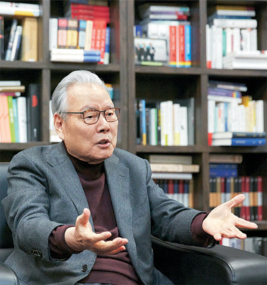 ‘시대의 지성’ 이어령(87) 선생이 어느 한쪽이 아니라 모두를 겸할 수 있는 ‘디지로그’의 중요성 등에 대해 설명하고 있다. 이 선생과의 인터뷰는 신종 코로나바이러스 감염증(코로나19) 위험 등을 고려해 지난 5일 전화로 진행됐다.  이어령 선생 제공