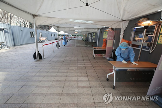 (서울=연합뉴스)  14일 오전 서울 중구 서울역 신종코로나바이러스 감염증(코로나19) 선별진료소가 한산한 모습이다. 2021.1.14