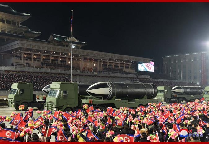 14일 북한 평양에서 당 제8차 대회 기념 열병식이 열렸다고 조선중앙통신이 15일 보도했다. 열병식에서는 ‘북극성-5ㅅ’으로 보이는 문구를 단 신형 추정 잠수함발사탄도미사일(SLBM)이 등장했다. 이번에 공개된 SLBM은 지난해 10월 10일 당창건 75주년 열병식에서 공개된 ‘북극성-4ㅅ’보다 탄두를 키운 신형 SLBM으로 보인다. [국내에서만 사용가능. 재배포 금지. For Use Only in the Republic of Korea. No Redistribution]