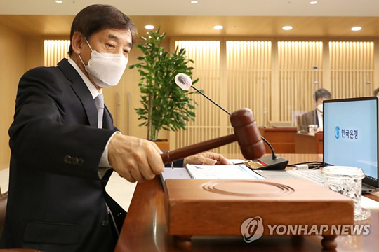 (서울=연합뉴스) 이주열 한국은행 총재가 26일 오전 서울 중구 한국은행에서 열린 금융통화위원회 본회의에 참석해 의사봉을 두드리고 있다.  [한국은행 제공. 재판매 및 DB 금지]