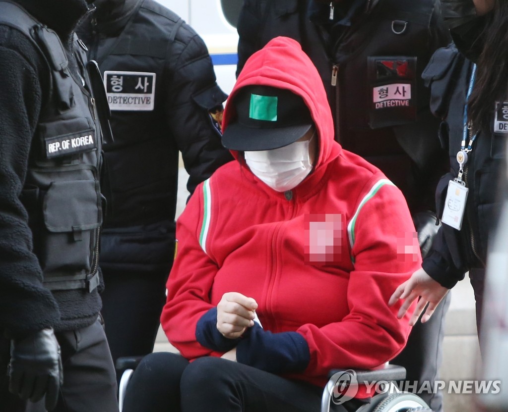 (인천=연합뉴스) 8살 딸의 호흡을 막아 숨지게 한 혐의를 받는 어머니 A(44·여)씨가 17일 오후 구속 전 피의자 심문(영장실질심사)을 받기 위해 인천시 미추홀구 인천지방법원으로 들어서고 있다. 2021.1.17