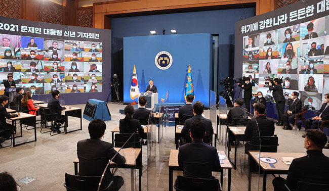 문재인 대통령이 18일 오전 청와대 춘추관에서 온·오프 혼합 방식으로 열린 ‘2021 신년 기자회견’에서 출입기자의 질문에 답하고 있다.  연합뉴스