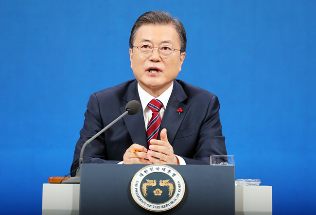 문재인 대통령이 18일 오전 청와대 춘추관에서 열린 신년 기자회견에서 이명박·박근혜 전 대통령 사면과 관련, “사면을 얘기할 때가 아니다”라고 말하고 있다. 뉴시스