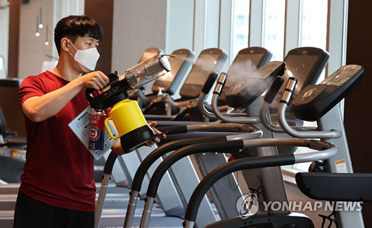‘손님 맞이 준비’…거리두기 연장속 일부 조치 완화 [연합뉴스 자료사진]