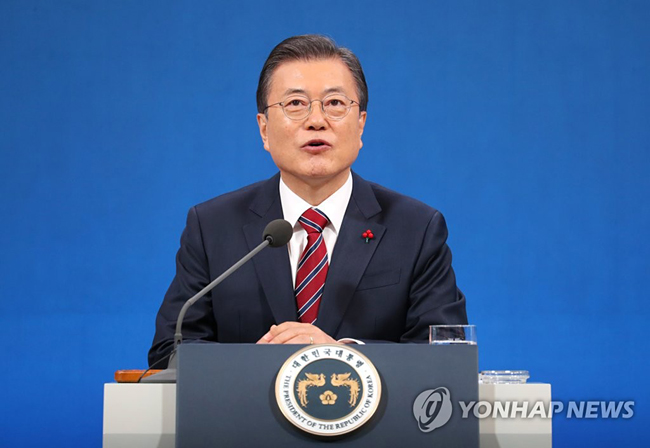 (서울=연합뉴스) 최재구 기자 = 문재인 대통령이 18일 청와대 춘추관에서 열린 신년 기자회견에서 기자의 질문에 답하고 있다. 2021.1.18