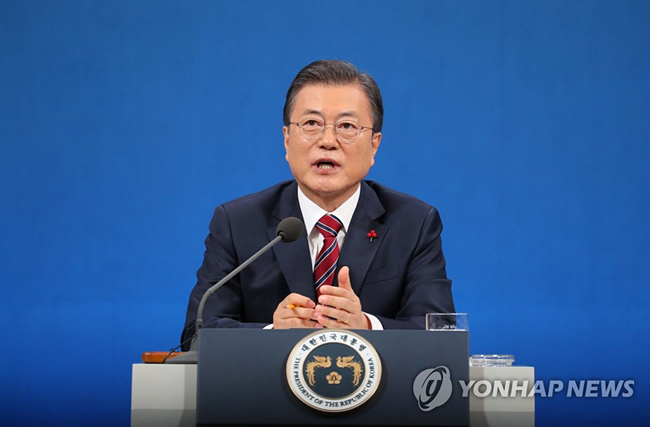 (서울=연합뉴스) 최재구 기자 = 문재인 대통령이 18일 청와대 춘추관에서 열린 신년 기자회견에서 기자의 질문에 답하고 있다. 2021.1.18