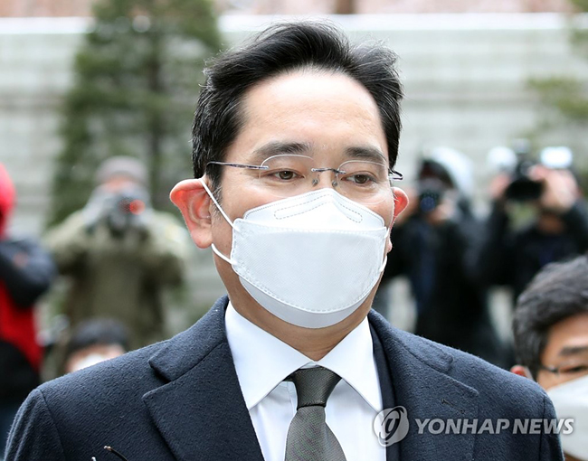 (서울=연합뉴스) 임헌정 기자 = 이재용 삼성전자 부회장이 18일 오후 서울 서초구 서울고등법원에서 열린 ‘국정농단’ 사건 파기환송심 선고 공판에 출석하며 법정으로 향하고 있다. 2021.1.18