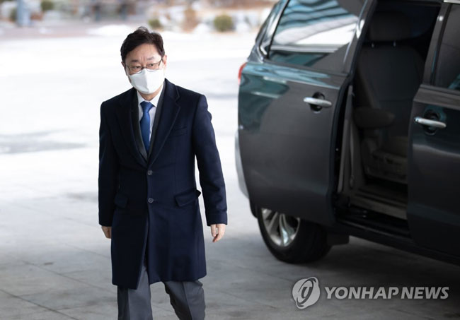 박범계 법무부 장관 후보자가 지난 1월 14일 서초동 서울고검에 마련된 인사청문회 준비 사무실로 출근하고 있다. [연합뉴스 자료사진]