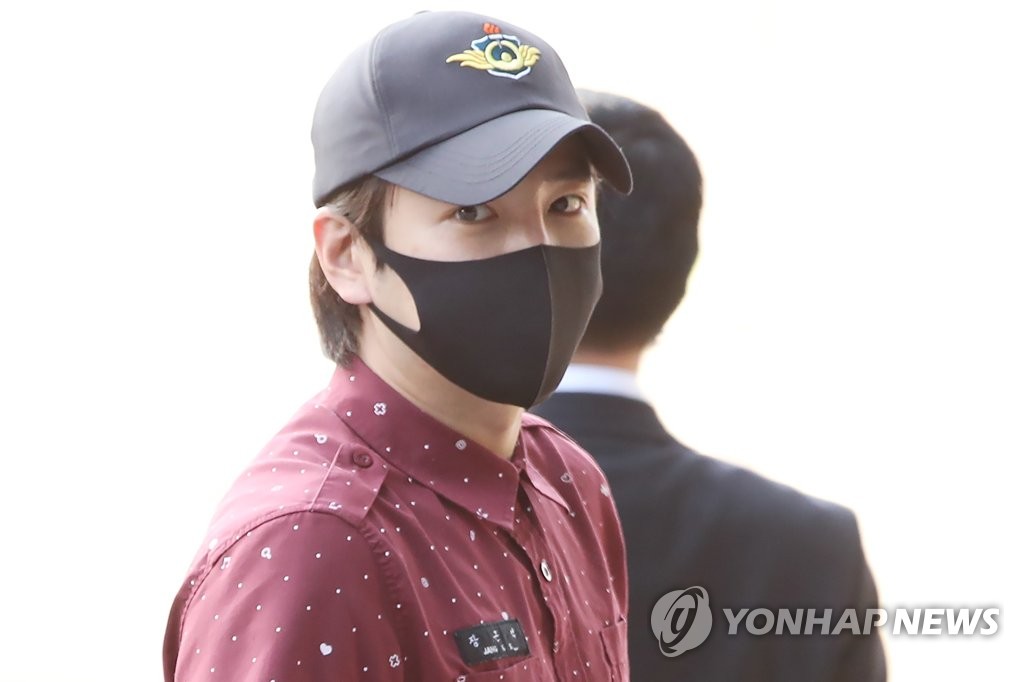 배우 장근석이 지난해 5월 29일 오후 서울 소방재난본부에서 사회복무요원으로 대체 군 복무를 마치며 나서는 모습. [연합뉴스 자료사진]