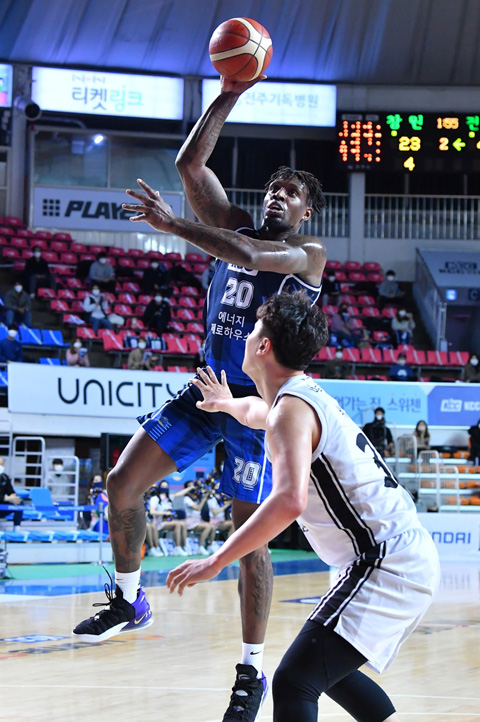 훅슛 하는 KCC 라건아. [KBL 제공. 재판매 및 DB 금지]