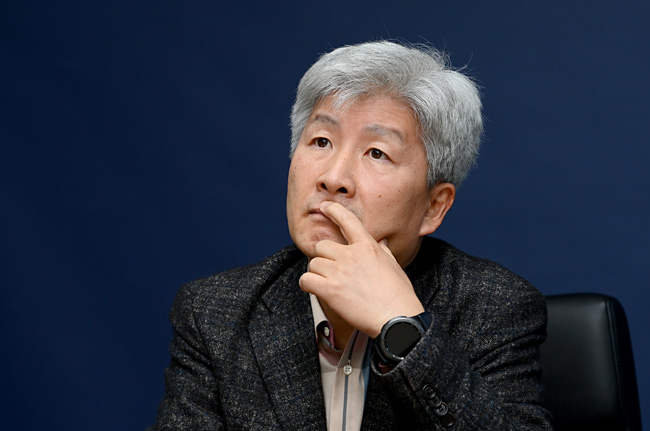 정태용 연세대 국제학대학원 교수는 “신종 코로나바이러스 감염증(코로나19)으로 인해 인간 활동이 위축되면서 오히려 환경 문제가 개선되는 역설적인 장면이 연출됐다”며 “장기적으로도 환경 문제에 대한 경각심을 높이는 계기가 되기도 했다”고 말했다.
