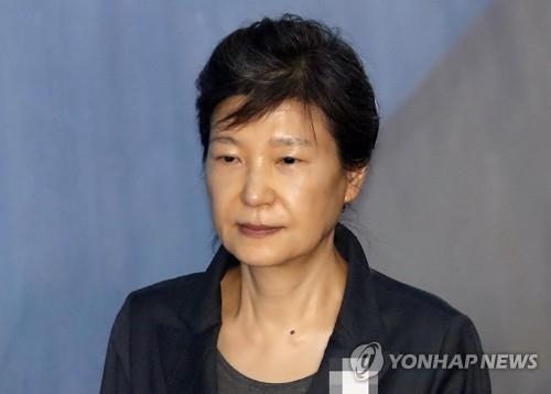(서울=연합뉴스) 사진은 2017년 9월 서울중앙지법에서 열리는 속행공판에 출석하기 위해 호송차에서 내려 법정으로 향하는 박근혜 전 대통령의 모습. 2021.1.14 [연합뉴스 자료사진]