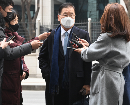정의용(가운데) 외교부 장관 지명자가 21일 오전 서울 종로구 도렴동 한 빌딩에 마련된 사무실로 출근하며 취재진의 질문에 답변하고 있다. 신창섭 기자