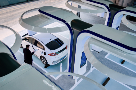 현대자동차가 21일 서울 강동구 길동에 350킬로와트(㎾)급 전기차 초고속 충전설비를 갖춘 ‘현대 EV 스테이션’운영에 들어간 가운데 한 운전자가 전기차를 충전하고 있다.    현대자동차 제공