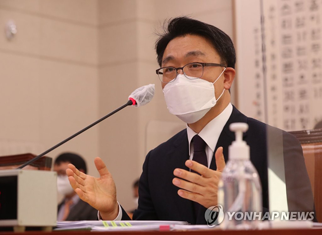 김진욱 초대 고위공직자범죄수사처(공수처) 처장 후보자가 지난 19일 오전 서울 여의도 국회 법제사법위원회에서 열린 인사청문회에 출석, 답변하고 있다. [연합뉴스 자료사진]