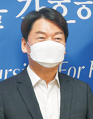안철수 국민의당 대표가 22일 오전 서울 중구 쌍림동 대한간호협회를 방문해 기념 촬영을 하고 있다. 국회사진기자단