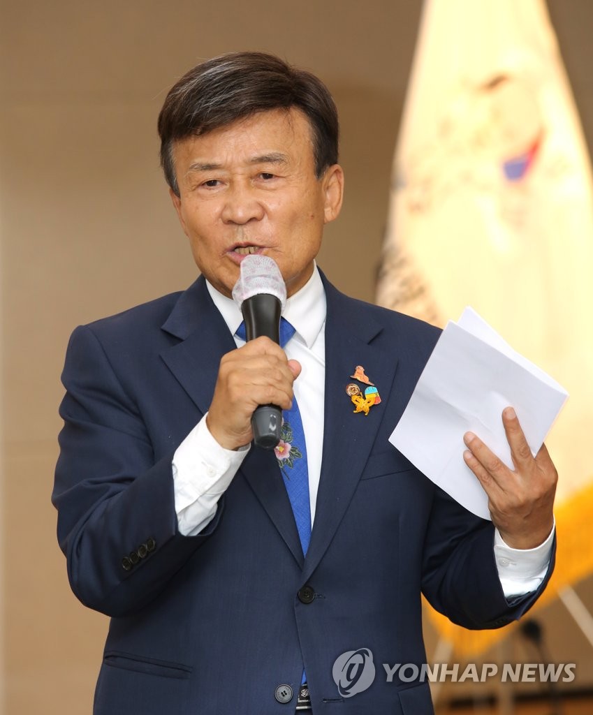 (서울=연합뉴스) 30일 오후 서울 여의도 광복회관에서 열린 운암 김성숙 UCC 공모전 시상식에서 김원웅 광복회장이 격려사를 하고 있다. 2020.10.30  [사단법인 운암김성숙선생기념사업회 제공. 재판매 및 DB 금지]