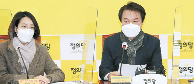 김종철(오른쪽) 정의당 대표가 25일 오전 당 소속 장혜영(왼쪽) 의원을 성추행 사실을 인정하고 대표직을 전격 사퇴했다. 사진은 지난 4일 국회에서 열린 당 대표단 회의에 참석한 두 사람. 국회사진기자단