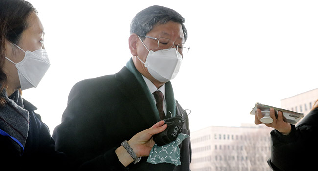 변호사 시절 택시기사 폭행 및 증거 동영상 삭제 요구 의혹이 제기된 이용구 법무부 차관이 25일 경기 과천 법무부 청사로 출근하며 기자들의 질문을 받고 있다.   뉴시스