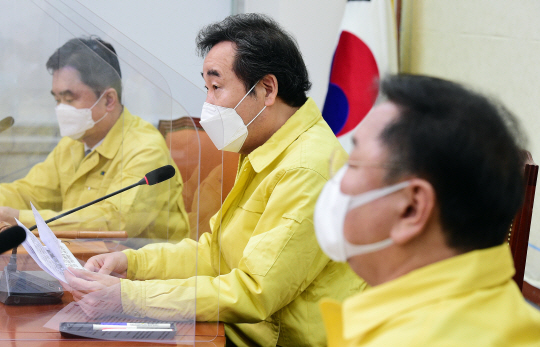 이낙연(가운데) 더불어민주당 대표가 25일 오전 국회에서 열린 최고위원회의에서 모두 발언을 하고 있다. 왼쪽부터 김종민 최고위원, 이 대표, 김태년 원내대표.  국회사진기자단